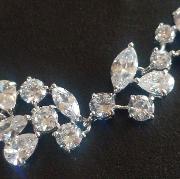 Bridal set by Marielle. Includes comb, earrings and bracelet. - Picture 6 of 7